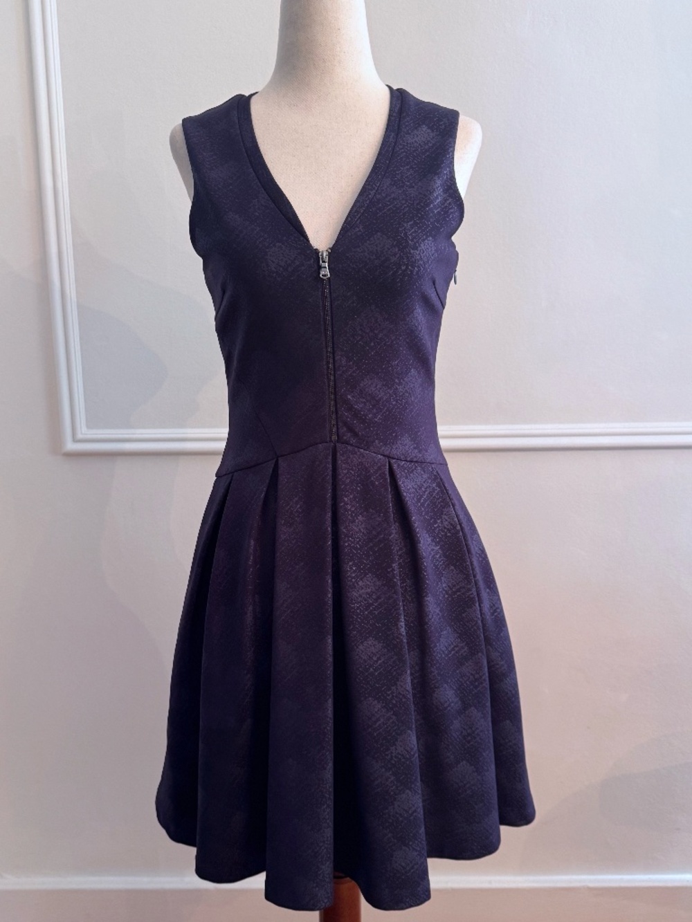 GUESS Navy Textured Print V-Neck Front Zip Fit Flare Dress Sz 2 Pockets